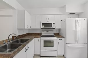 5735 Gardens Dr, Sarasota, FL 34243 - Photo 10