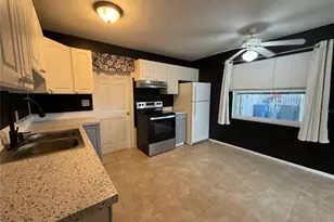 2402 9th St E, Bradenton, FL 34208 - Photo 8