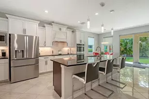 2858 Oriole Dr, Sarasota, FL 34243 - Photo 6