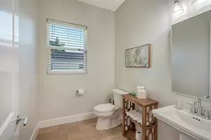 1537 Siesta Dr, Sarasota, FL 34239 - Photo 58