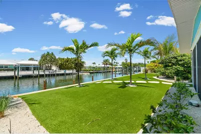 528 Key Royale Drive, Holmes Beach, FL 34217 - Photo 44