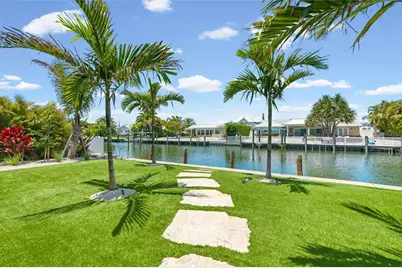 528 Key Royale Drive, Holmes Beach, FL 34217 - Photo 4