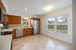 818 Plum Tree Ln, Sarasota, FL 34243 - Photo 6
