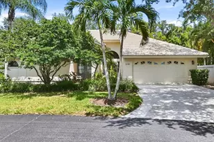 216 Carriage House Ln, Nokomis, FL 34275 - Photo 2