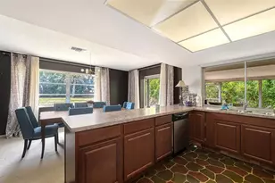 2436 Breakwater Cir, Sarasota, FL 34231 - Photo 8