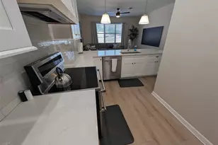 330 Lang Ct N, Saint Petersburg, FL 33701 - Photo 8