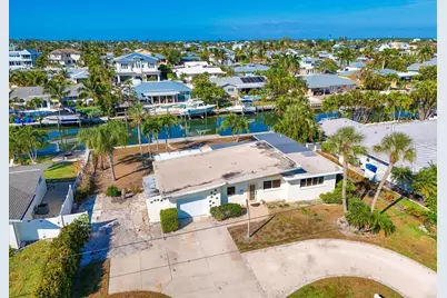 512 Key Royale Drive, Holmes Beach, FL 34217 - Photo 8