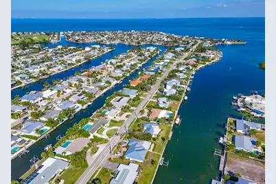 512 Key Royale Drive, Holmes Beach, FL 34217 - Photo 16