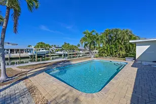 512 Key Royale Dr, Holmes Beach, FL 34217 - Photo 4