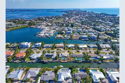 512 Key Royale Drive, Holmes Beach, FL 34217 - Photo 20