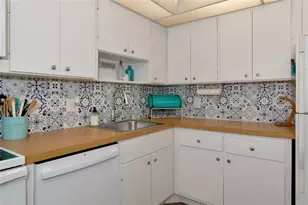 7461 W Country Club Dr N, Sarasota, FL 34243 - Photo 10