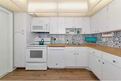 7461 W Country Club Drive N #203, Sarasota, FL 34243 - Photo 8