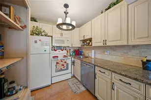 7193 W Country Club Dr N, Sarasota, FL 34243 - Photo 18