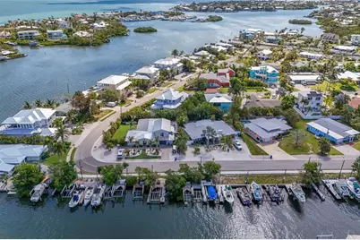 221 85th Street, Holmes Beach, FL 34217 - Photo 38