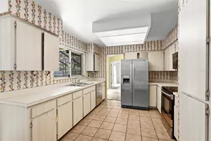 6909 9th Ct E, Sarasota, FL 34243 - Photo 12