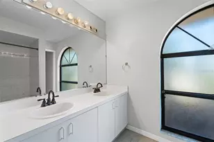 7807 38th Ct E, Sarasota, FL 34243 - Photo 16