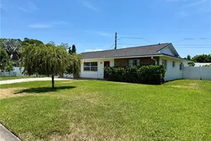 3607 Cambridge Dr W, Bradenton, FL 34205 - Photo 4
