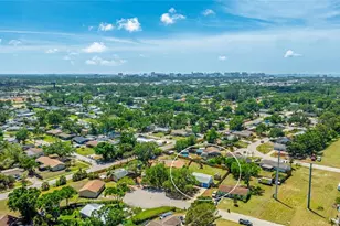 2237 Lockwood Meadows Cir, Sarasota, FL 34234 - Photo 4