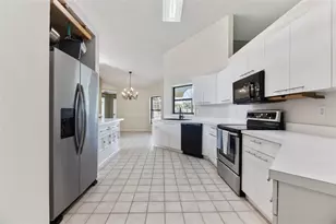 8432 Palm Lakes Ct, Sarasota, FL 34243 - Photo 6