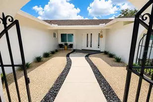 2806 Satsuma Dr, Sarasota, FL 34239 - Photo 4