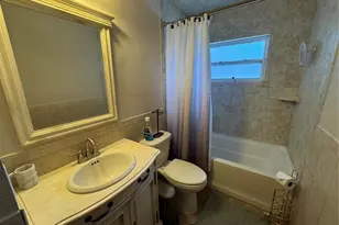 2751 72nd Ave Dr E, Sarasota, FL 34243 - Photo 8
