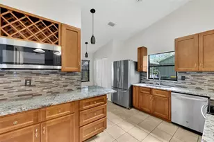 5015 Barrington Cir, Sarasota, FL 34234 - Photo 4
