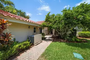4820 Kestral Park Cir, Sarasota, FL 34231 - Photo 4