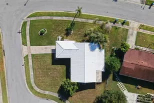 2822 Safe Harbor Cir, Sarasota, FL 34231 - Photo 2