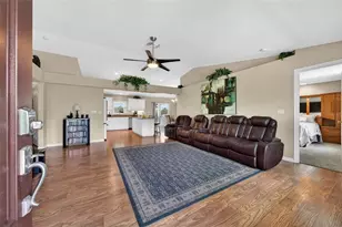9050 Caloosa Dr, Venice, FL 34293 - Photo 6