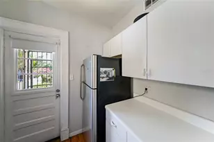 411 Burns Ct, Sarasota, FL 34236 - Photo 10
