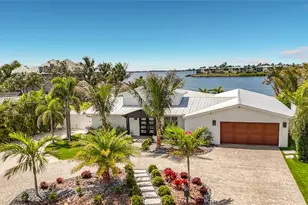 605 Key Royale Dr, Holmes Beach, FL 34217 - Photo 4