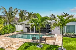 605 Key Royale Dr, Holmes Beach, FL 34217 - Photo 6