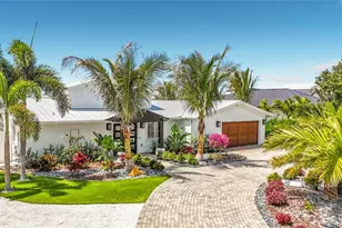 605 Key Royale Dr, Holmes Beach, FL 34217 - Photo 4