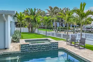 605 Key Royale Dr, Holmes Beach, FL 34217 - Photo 12