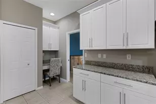 374 Londonderry Dr, Sarasota, FL 34240 - Photo 12