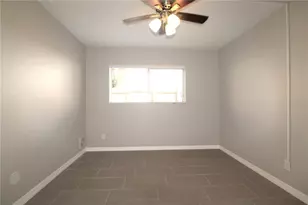 3001 Bee Ridge Rd, Sarasota, FL 34239 - Photo 6