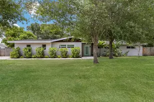 5720 Isanda Pl, Sarasota, FL 34231 - Photo 2