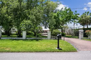 8152 Longbay Blvd, Sarasota, FL 34243 - Photo 6