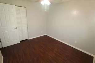 3001 Bee Ridge Rd, Sarasota, FL 34239 - Photo 8