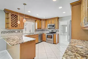 3215 Pine Valley Dr, Sarasota, FL 34239 - Photo 6