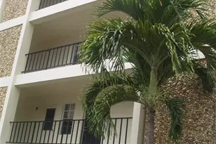 7461 W Country Club Dr N, Sarasota, FL 34243 - Photo 2