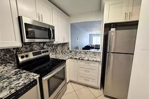 2763 Woodgate Ln, Sarasota, FL 34231 - Photo 8