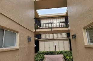 2763 Woodgate Ln, Sarasota, FL 34231 - Photo 2