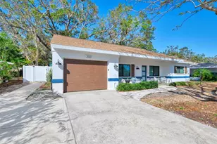 2120 Craft Ln, Sarasota, FL 34239 - Photo 2