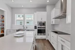 2329 Lindstrom St, Sarasota, FL 34236 - Photo 10