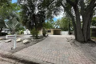 2559 E Paulstan Ct, Sarasota, FL 34237 - Photo 6