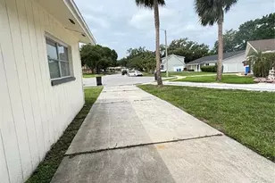 8302 N Flintrock Ct, Tampa, FL 33615 - Photo 2