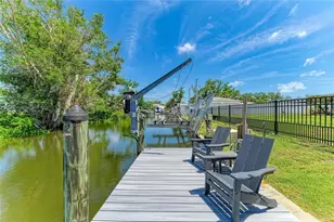 302 Dona Dr, Nokomis, FL 34275 - Photo 4