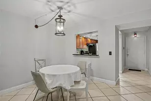 2653 Woodgate Ln, Sarasota, FL 34231 - Photo 6