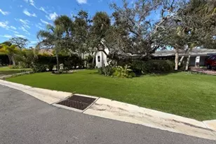 605 Lotus Ln, Sarasota, FL 34242 - Photo 2